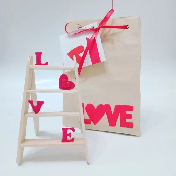 Escalerita con bolsa de regalo.