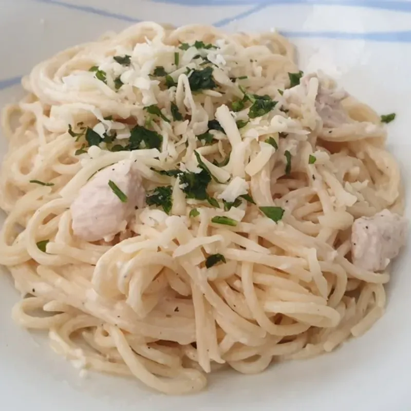 Espaguetis c/ Pollo y Queso Blanco