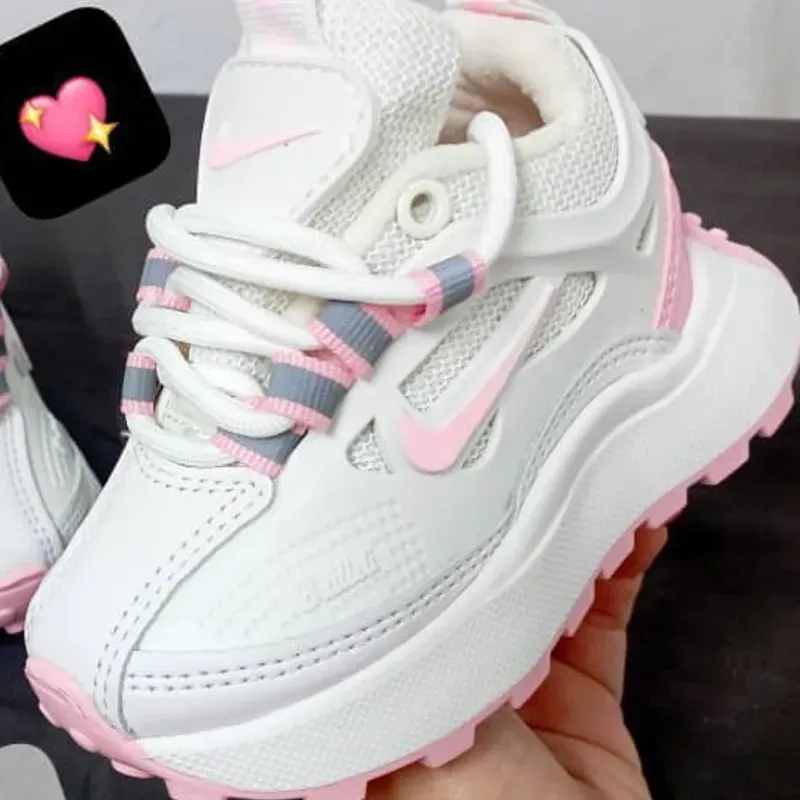 NIKE BAILLELI DETALLE ROSA CLARO