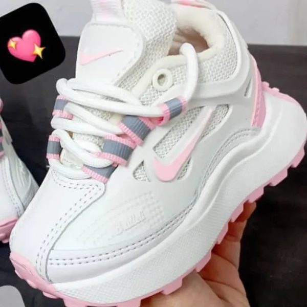 NIKE BAILLELI DETALLE ROSA CLARO