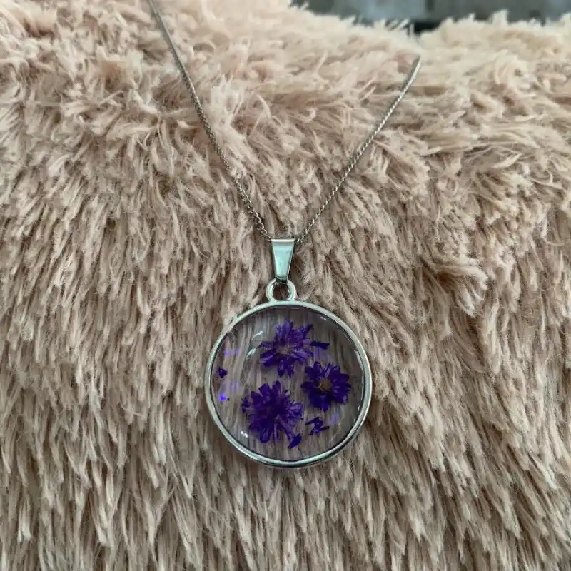 Collar con flores encapsuladas