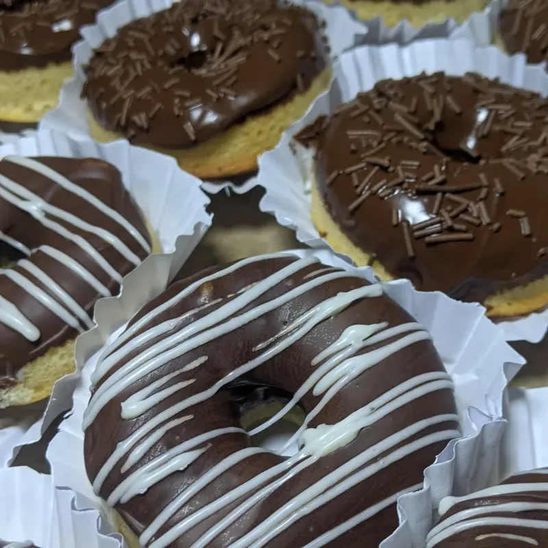 DONAS CON COBERTURA DE CHOCOLATE SEMIAMARGO