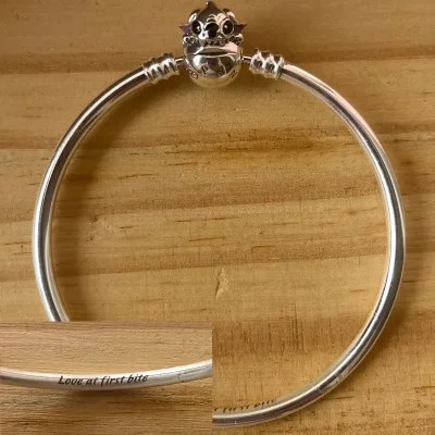 Pulsera rígida Stitch