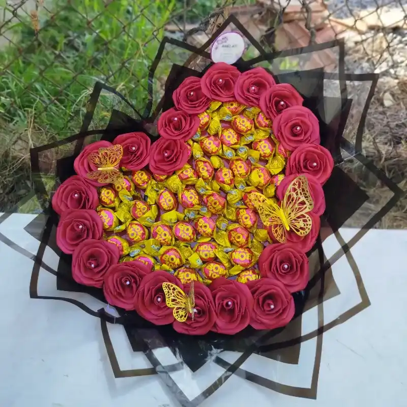 Ramo de 20 rosas con bombones