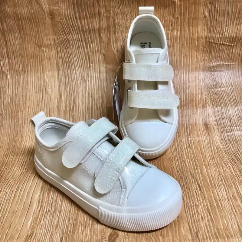 Zapatos color blanco con brillos