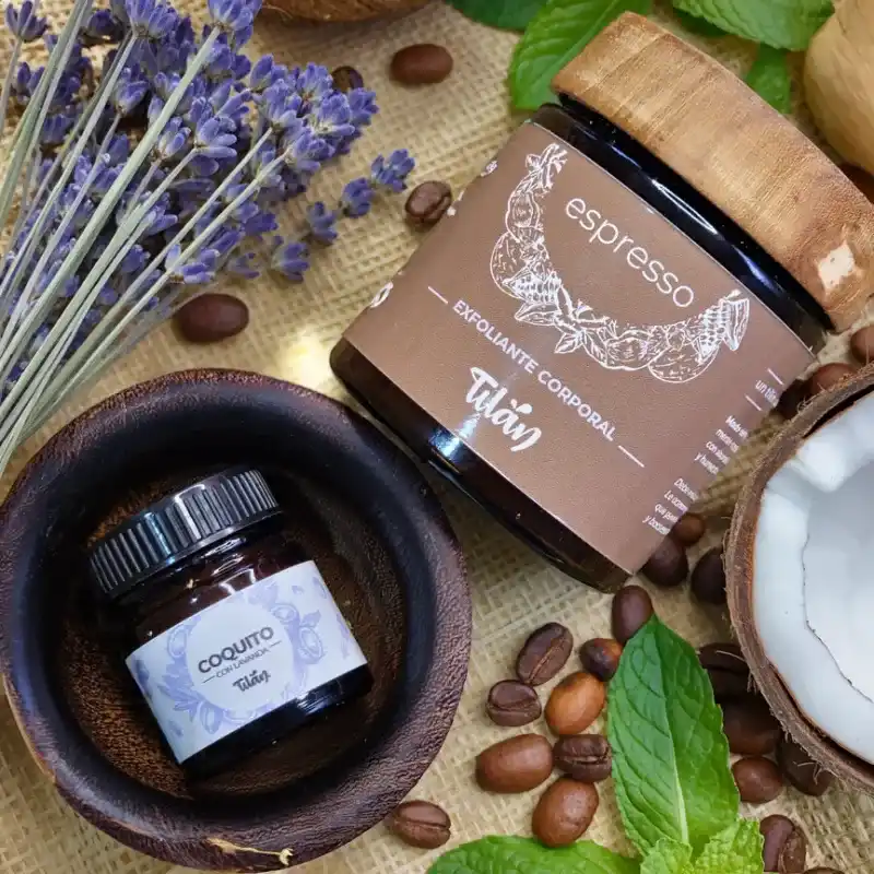 Sus manos__ (Mantequilla de Coco con Lavanda + Esspreso: exfoliante corporal)