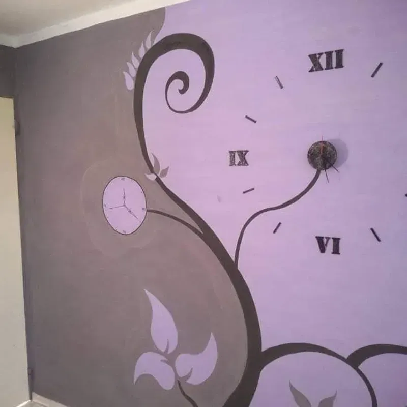 Reloj con decoración de pared