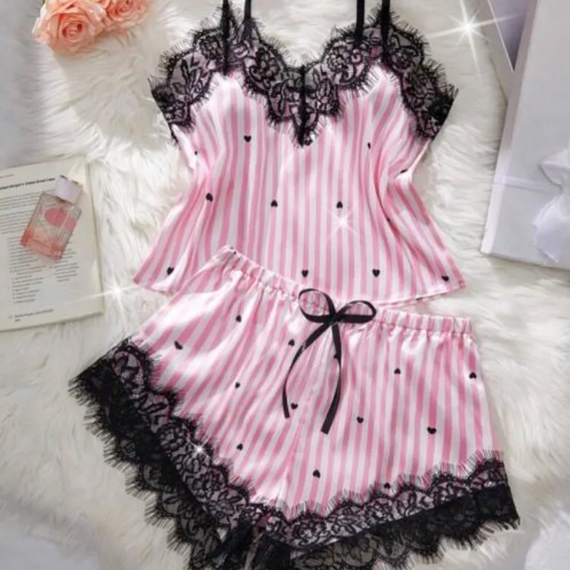 Set de pijama de satén rosa con rayas.