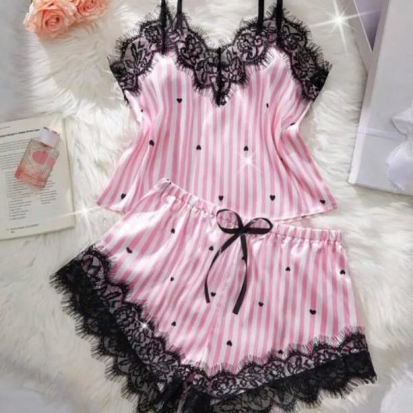 Set de pijama de satén rosa con rayas.