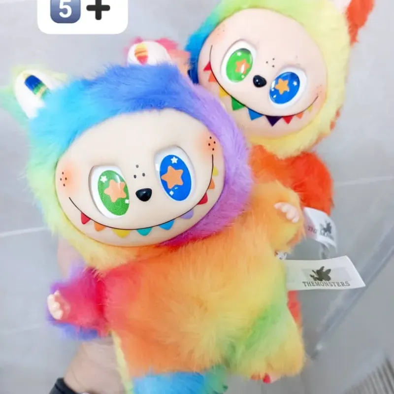 LABUBU LLAVERO ARCOÍRIS OJOS DE ESTRELLAS 