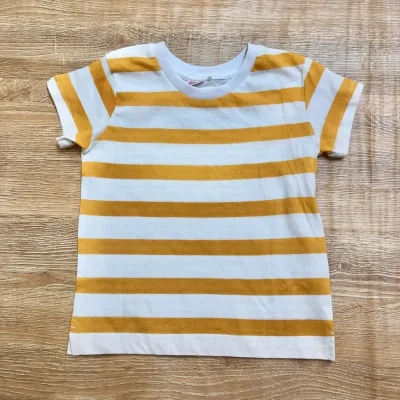 Pulóver de rayas color amarillo