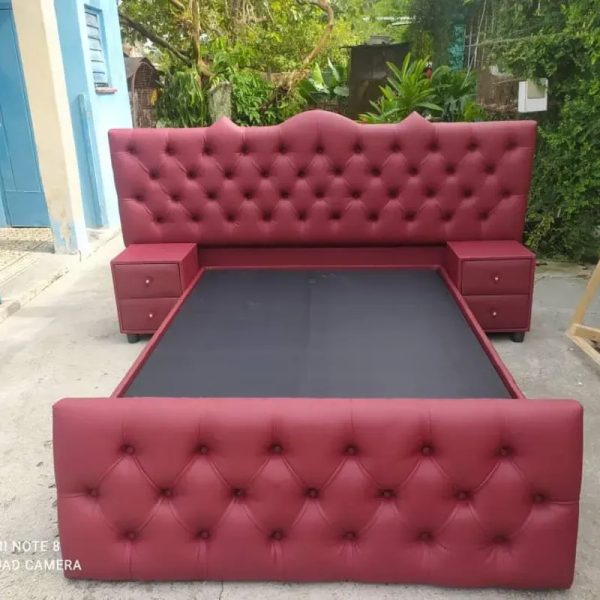 CAMA CON PIELERA Y MESITAS