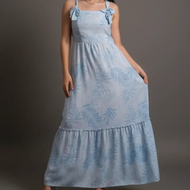 Vestido largo con tirantes ajustables y vuelo