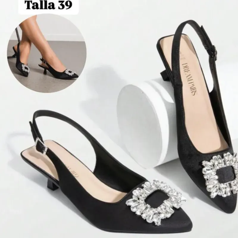 Zapatos de tacón puntifinos con hebilla de pedrería