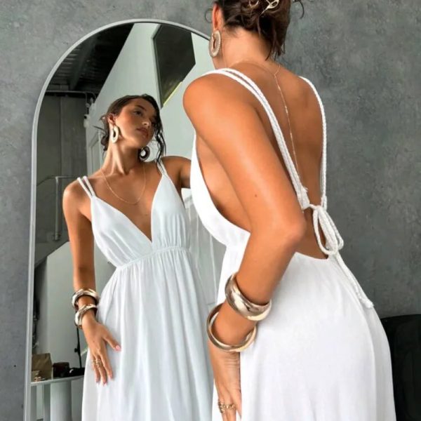 Vestido semitransparente con escote