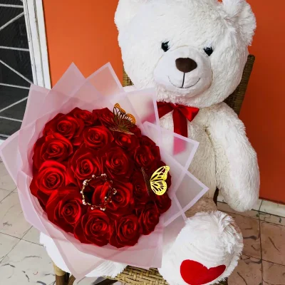 Oso gigante y rosas