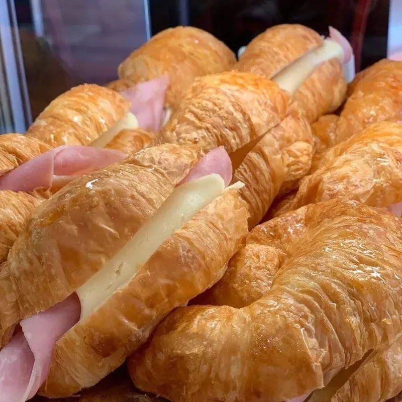 Croissant de jamón y queso