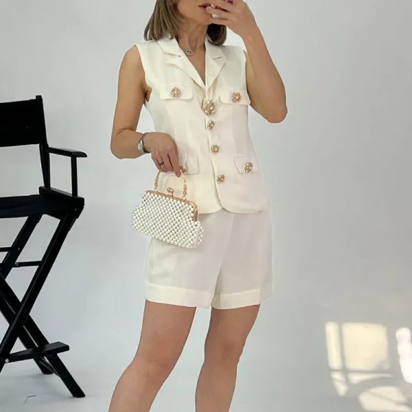Conjunto de short y chaleco beige con broches dorados