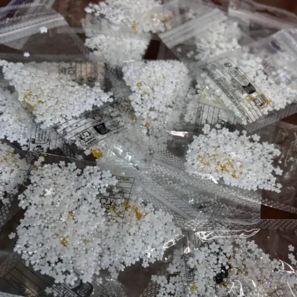 Flor de resina blanca