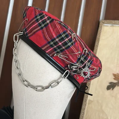 Boina a cuadros con cadena