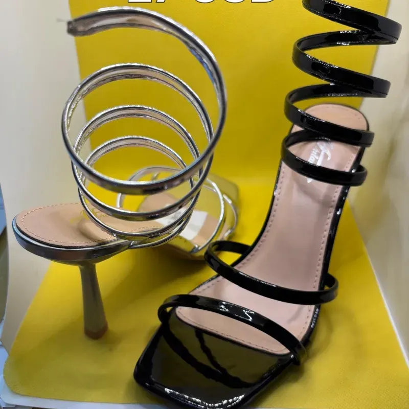 Tacones con correas en espiral