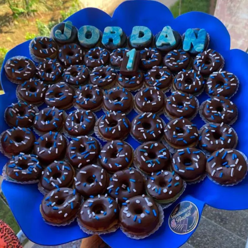 Mini-donas y nombre de chocolate