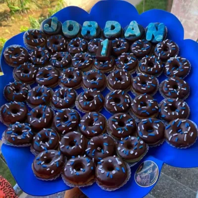 Mini-donas y nombre de chocolate