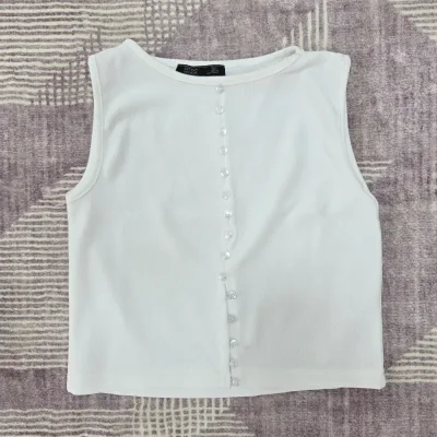 Camiseta blanca de botones