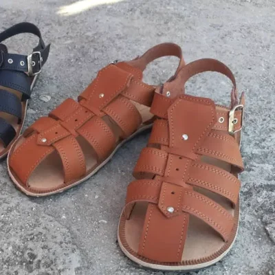 Zandalia de hombre artesanal.