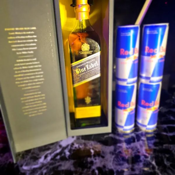 JOHNNIE WALKER BLUE LAbEL + 4 REDBULL