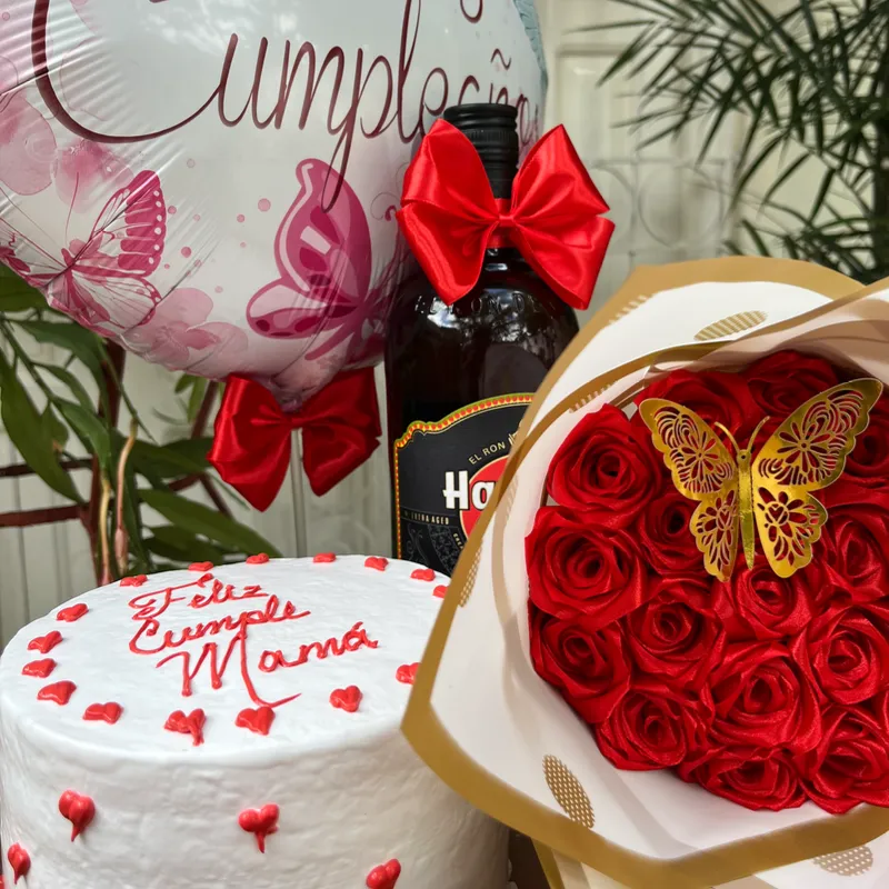 Caja con mini torta, ramo de rosas eternas y botella de ron Habana club 7 años