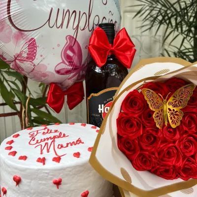 Caja con mini torta, ramo de rosas eternas y botella de ron Habana club 7 años