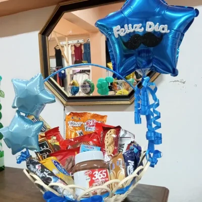 Cesta con confituras variadas y Nutella