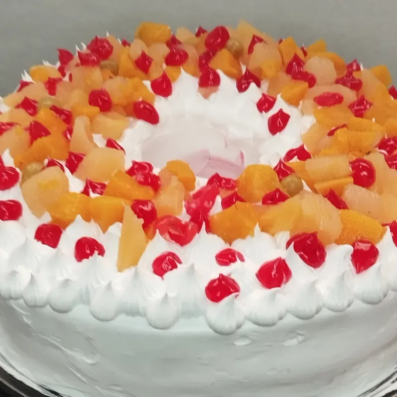  Cake de celebración con apollo de fresa y frutas variadas