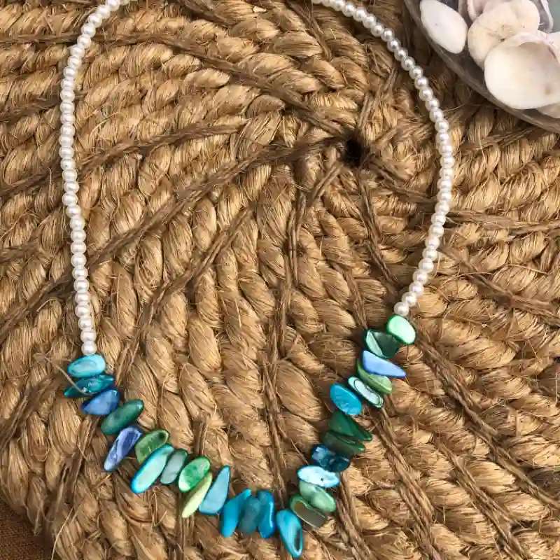 Collar de perlas con conchas pintadas