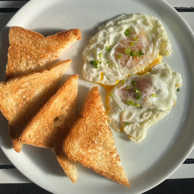 (2) Huevos fritos con tostadas