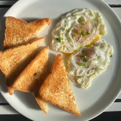(2) Huevos fritos con tostadas