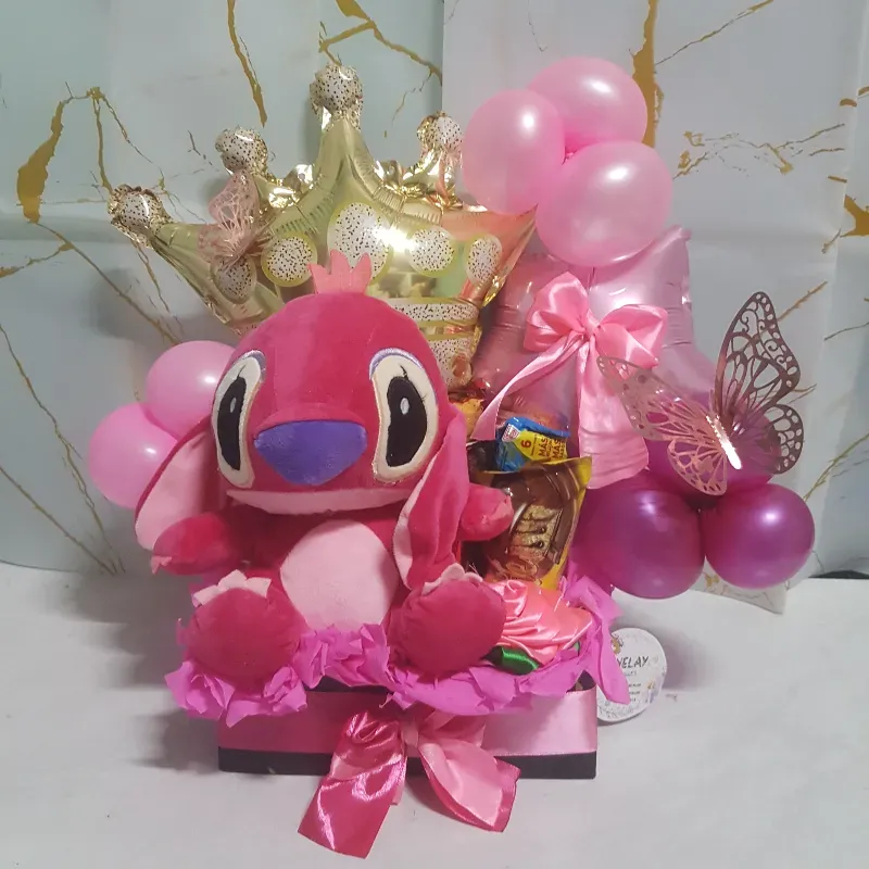 Caja rectangular con globos y peluche