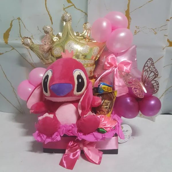 Caja rectangular con globos y peluche