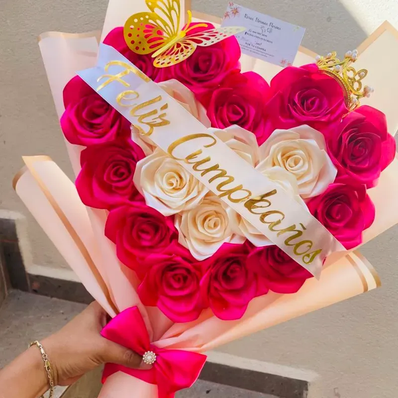 Ramo de corazón con 18 rosas eternas