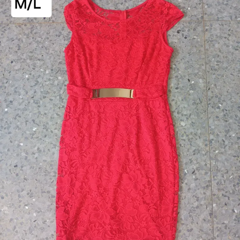 Vestido rojo con cinturón dorado