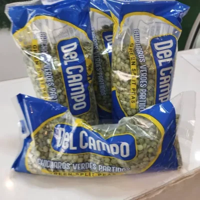 Chícharos verdes partidos del campo