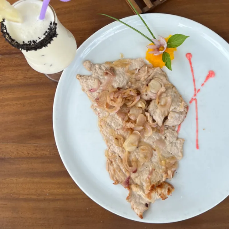 Bistec de cerdo encebollado