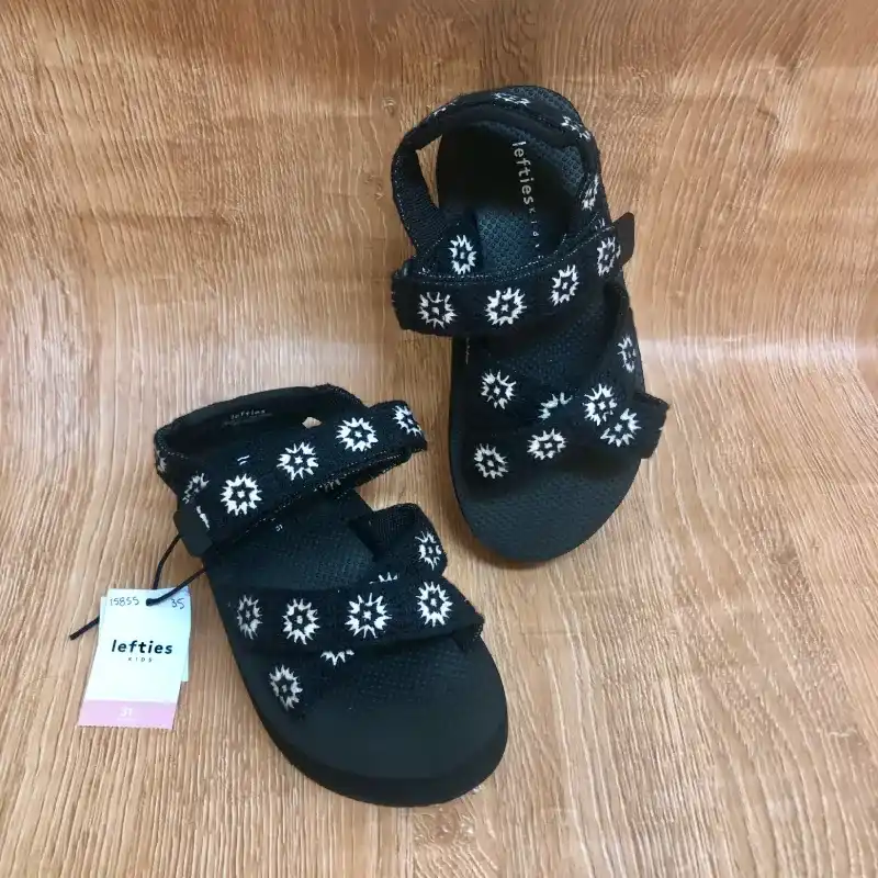 Sandalias negras con flores blancas