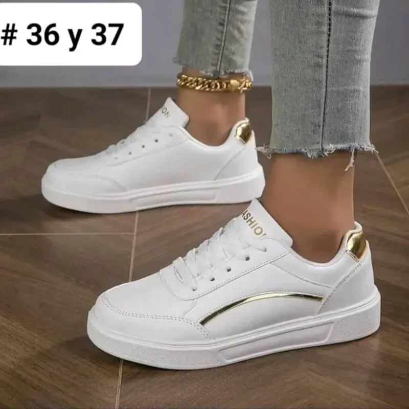 Zapatillas blancas , adorno en dorado