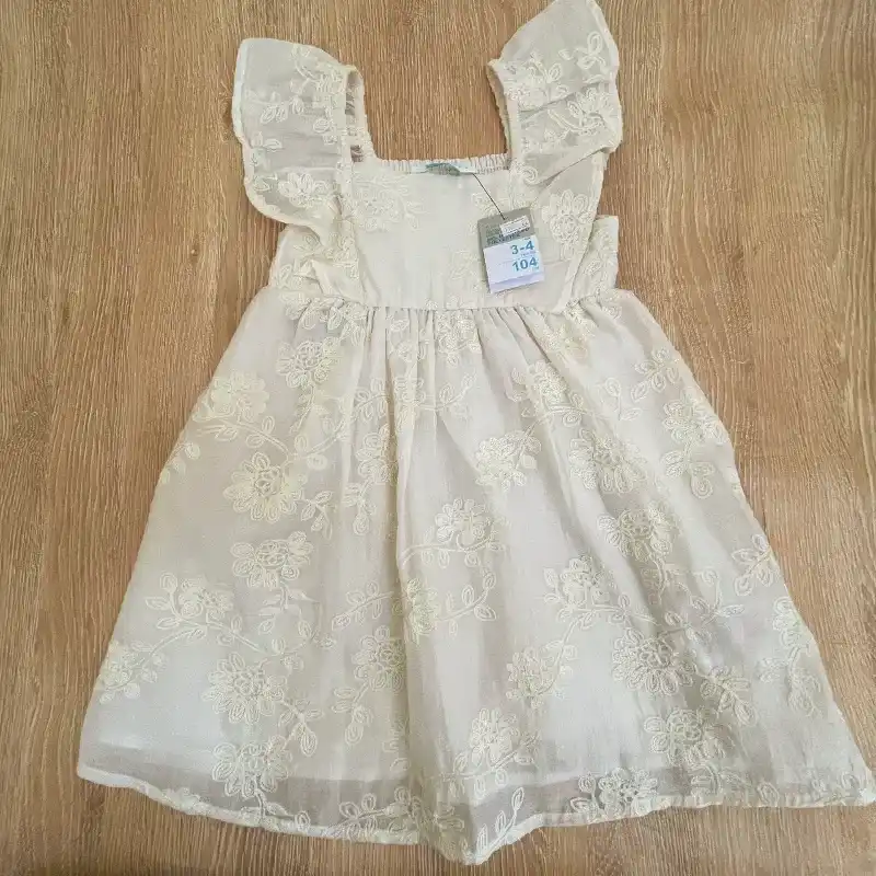 Vestido color crema con flores bordadas