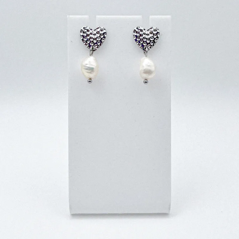 Aretes con herrajes enchapados en forma de corazón y perlas de cultivo