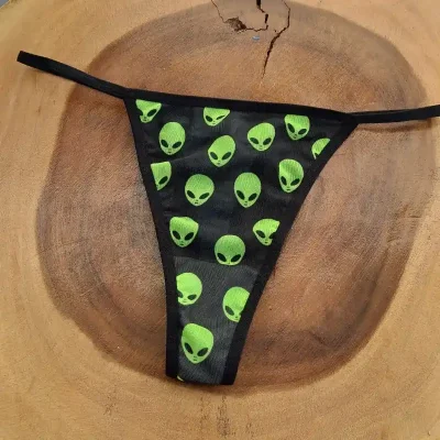 Tanga negro con marcianos verdes