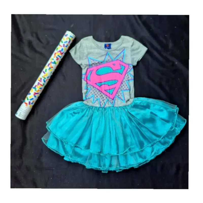 Difraz de  niña de súper héroe.