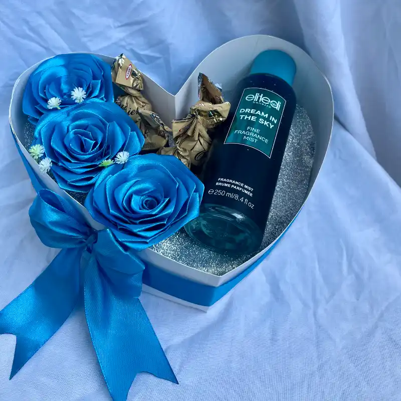 Cajita corazón con colonia y rosas eternas